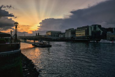 Thames nehri boyunca panoramik manzara güzel bir günbatımı, Londra, İngiltere, GB