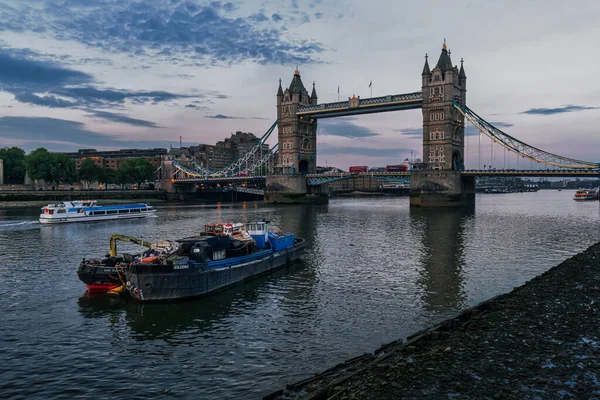 伦敦塔桥日落时的伦敦塔桥 英国泰晤士河上的一座旧桥 英格兰 — 图库照片
