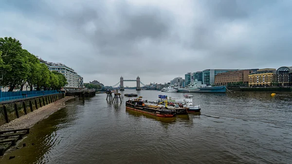 タワーブリッジ 市役所 Hmsベルファストとテムズ川といくつかの船でロンドンの景色前景 イングランド イギリス — ストック写真