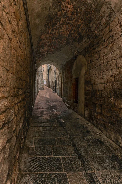 Volterra ortaçağ şehri Picturesque, İtalya 'nın Toskana şehrinde bir ara sokağa ev sahipliği yapıyor.