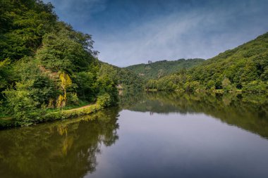Saarschleife (Saar döngüsü), Saarland, Mettlach 'ta bir gezi gemisinden görülmektedir. Saar loop Almanya 'nın doğal harikalarından biridir..