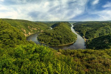 Saarschleife (Saar döngüsü) in Mettlach, Saarland, view from Cloef. Saar loop Almanya 'nın doğal harikalarından biridir..