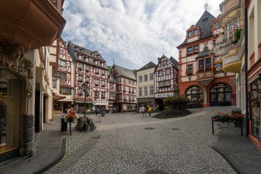 Bernkastel-Kues, Almanya. İkiz kasaba Bernkastel-Kues, Orta Moselle 'in en popüler kasabası ve merkezi olarak kabul edilir..