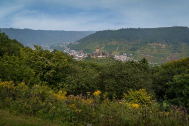 Cochem ortaçağ şehir Mosel Nehri, Almanya üzerinde kale Reichsburg oturur.