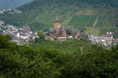 Cochem ortaçağ şehir Mosel Nehri, Almanya üzerinde kale Reichsburg oturur.