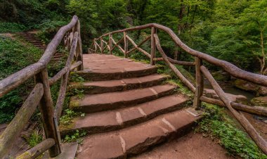 Lüksemburg 'daki Mistik merdiven Mullerthal, Lüksemburg' daki Schiessentuempel (Küçük İsviçre olarak da bilinir) üç küçük şelaleye çekildi.)