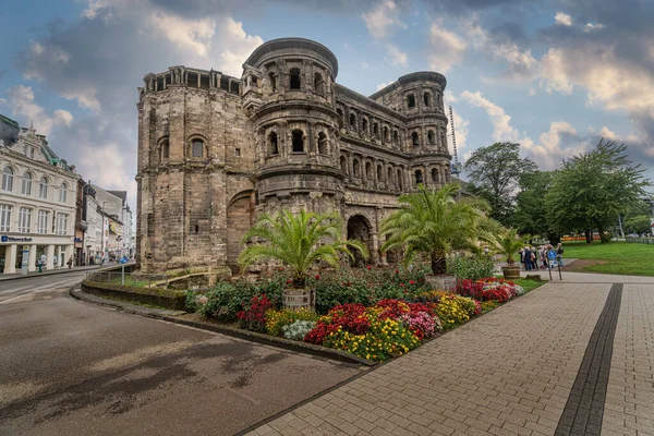 Almanya 'nın Trier şehrindeki Porta Nigra (Kara Kapı). Meşhur büyük Roma şehir kapısı. UNESCO Dünya Mirası Alanı