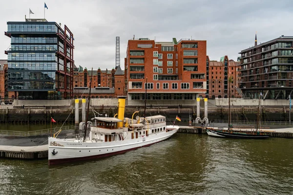 Harbor District Hafencity Hamburku Německo Pohled Sandtorkai Starými Loděmi Zatažený — Stock fotografie