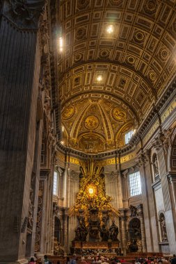 Aziz Peter Bazilikası 'nın içinde ya da Vatikan, Roma, İtalya' daki San Pietro 'da. Lüks Rönesans iç mekanının geniş açılı görüntüsü. Aziz Peter, Roma 'nın ana simgelerinden biridir..