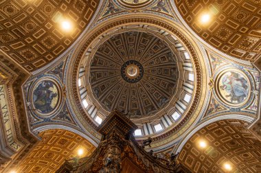Aziz Peter Bazilikası 'nın içinde ya da Vatikan, Roma, İtalya' daki San Pietro 'da. Lüks Rönesans iç mekanının geniş açılı görüntüsü. Aziz Peter, Roma 'nın ana simgelerinden biridir..