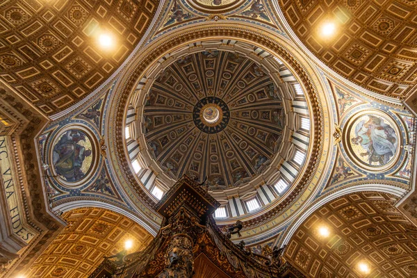 Aziz Peter Bazilikası 'nın içinde ya da Vatikan, Roma, İtalya' daki San Pietro 'da. Lüks Rönesans iç mekanının geniş açılı görüntüsü. Aziz Peter, Roma 'nın ana simgelerinden biridir..