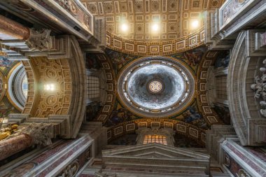 Aziz Peter Bazilikası 'nın içinde ya da Vatikan, Roma, İtalya' daki San Pietro 'da. Lüks Rönesans iç mekanının geniş açılı görüntüsü. Aziz Peter, Roma 'nın ana simgelerinden biridir..