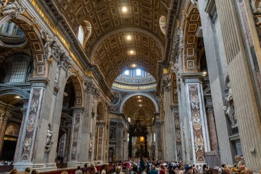 Aziz Peter Bazilikası 'nın içinde ya da Vatikan, Roma, İtalya' daki San Pietro 'da. Lüks Rönesans iç mekanının geniş açılı görüntüsü. Aziz Peter, Roma 'nın ana simgelerinden biridir..
