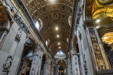 Aziz Peter Bazilikası 'nın içinde ya da Vatikan, Roma, İtalya' daki San Pietro 'da. Lüks Rönesans iç mekanının geniş açılı görüntüsü. Aziz Peter, Roma 'nın ana simgelerinden biridir..