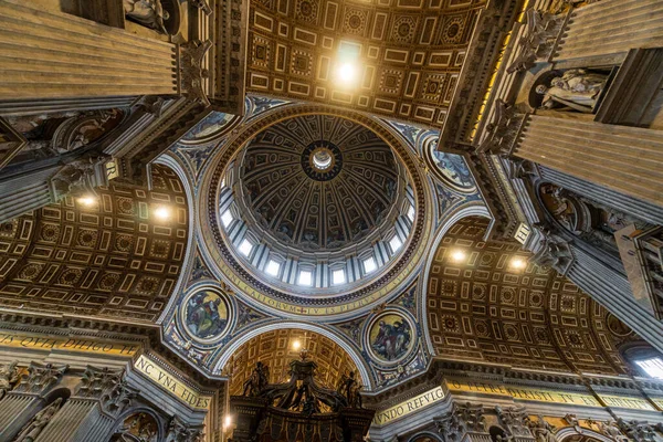 位于意大利罗马梵蒂冈的圣彼得大教堂或圣彼得教堂内 纵观奢华的文艺复兴内部 圣彼得是罗马的主要地标之一 — 图库照片
