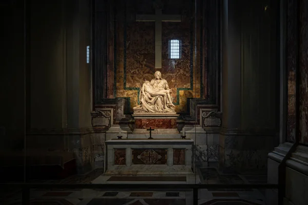 Aziz Peter Bazilikası 'nın içinde ya da Vatikan, Roma, İtalya' daki San Pietro 'da. Lüks Rönesans iç mekanının geniş açılı görüntüsü. Aziz Peter, Roma 'nın ana simgelerinden biridir..