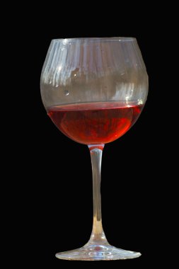 Siyah arka planda bir kadeh kırmızı şarap.