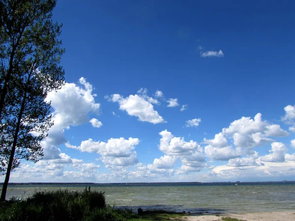 Fluffiga Moln Blå Himmel Bakgrund — Stockfoto