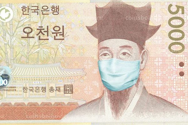 Güney Kore 'nin 5000 won' luk banknotları ve tıbbi bir maskesi var. Güney Kore 'deki koronavirüs salgını. Koronavirüs salgınının Güney Kore ekonomisine etkisi