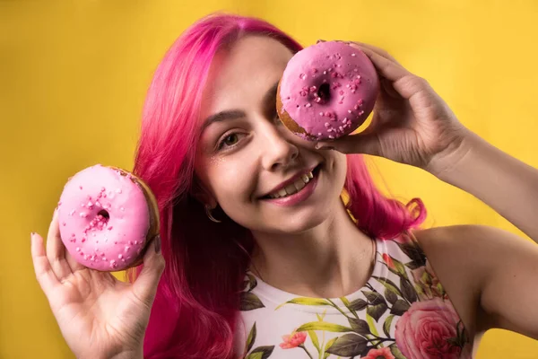Девушка Двумя Розовыми Пончиками Улыбается Крупным Планом Жёлтом Фоне Красивая Стоковое Фото