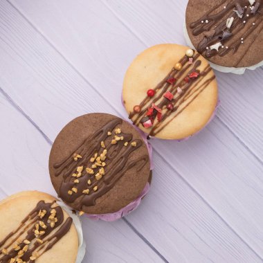 Dekorasyonlu çok renkli tatlı sandviçler.