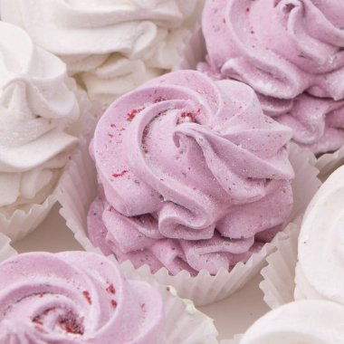 Hassas pembe ve beyaz şekerlemeler.