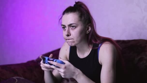 Chica Juega Los Videojuegos Intensivamente Funciona Ella Presiona Rápidamente Las — Vídeos de Stock