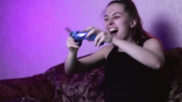 Дівчина Макіяжу Вдома Дуже Задоволена Виграшем Відеогри Геймер Танцює Дивані — стокове відео