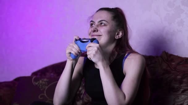 Sorriso Perverso Meninas Ganha Jogo Vídeo Emocionalmente Mostra Alegria Derrotar — Vídeo de Stock