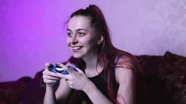Raduje Się Wygranej Grze Wideo Zadowolona Dziewczyna Potrząsa Gamepadem Liże — Wideo stockowe
