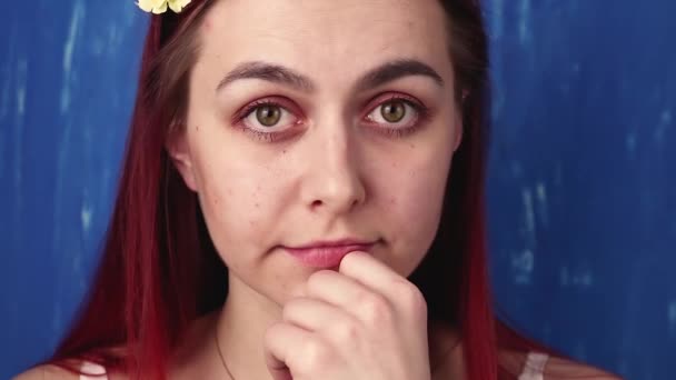 Emotionales Mädchen Mit Roten Haaren Hat Eine Idee Nahaufnahme Blauer — Stockvideo
