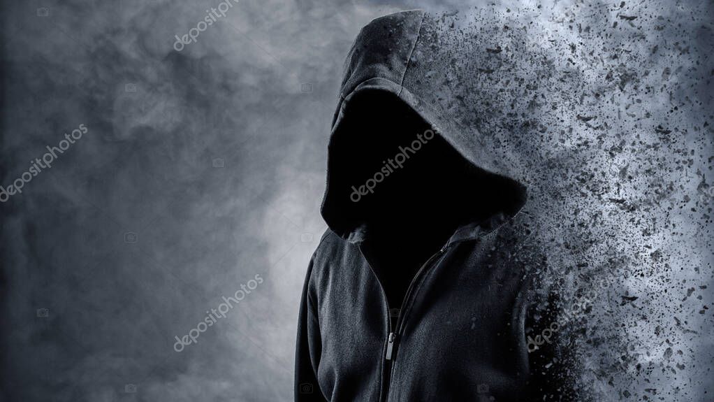 hombre con capucha