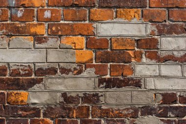 Kabartmalı kırmızı duvar dokusu arka planda monolit