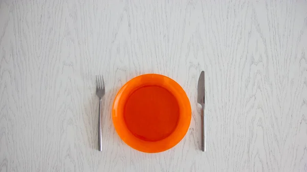 Oranžový talíř na bílém stole — Stock fotografie