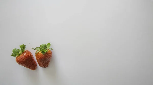 Fondo Tarjeta Gris Dos Pequeñas Fresas Rojas Parte Inferior Izquierda — Foto de Stock