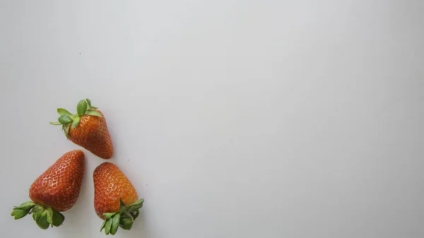 Fondo Tarjeta Gris Tres Pequeñas Fresas Rojas Parte Inferior Izquierda — Foto de Stock