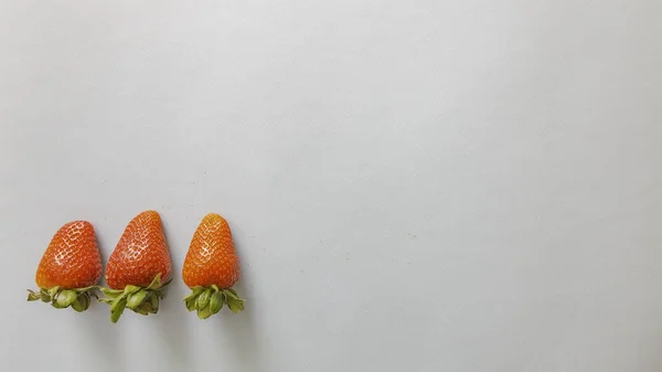 Fondo Tarjeta Azul Dos Pequeñas Fresas Rojas Parte Inferior Izquierda — Foto de Stock