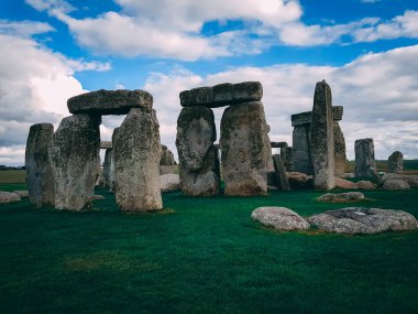 Stonehenge, İngiltere, Wiltshire 'da Salisbury yakınlarında tarihi bir taş anıt. İngiltere 'de