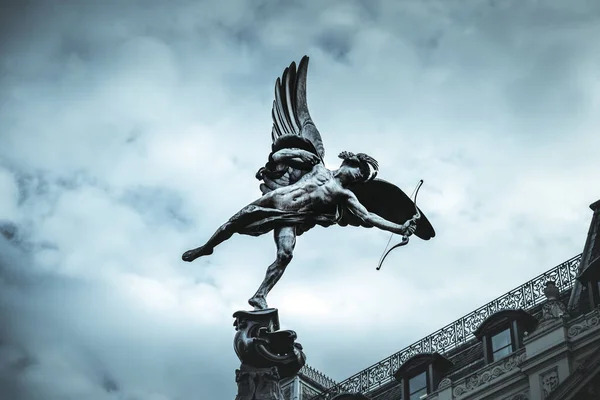 Eros, Amor 'un ünlü heykeli, Londra, İngiltere' deki Piccadilly Circus 'ta aşk tanrısı, açık mavi gökyüzü ve dramatik arka plan