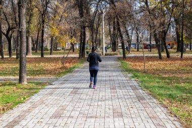 Bitola / Kuzey Makedonya - 03.15.2020: Olgun kadın koşu yapıyor ve covid-19, corona virüsü yüzünden karantina zamanında sağlıklı kalmaya çalışıyor
