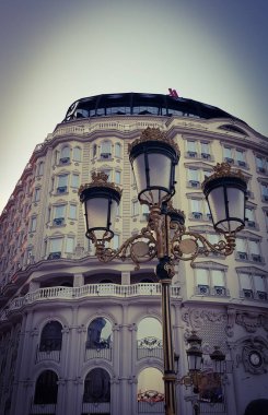 Şehir sokaklarında fenerli eski bir bina.