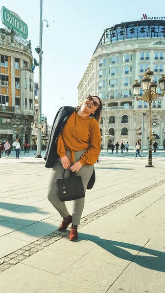 Başkent Kuzey Med 'de sarı kazaklı genç bir kadın.