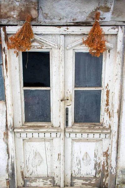 Kırık Camlı Eski Bir Kapı — Stok fotoğraf