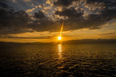 Deniz arka planında güzel gün batımı