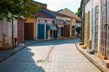 Arka planda eski şehrin sokak manzarası