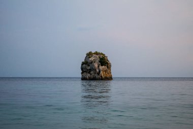 Deniz arka planında güzel gün batımı