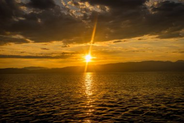 Deniz arka planında güzel gün batımı