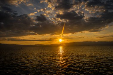 Deniz arka planında güzel gün batımı