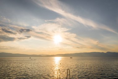 Deniz arka planında güzel gün batımı