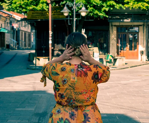 Modelo Talla Grande Posando Vestido Con Elegante Vestido Naranja Una — Foto de Stock